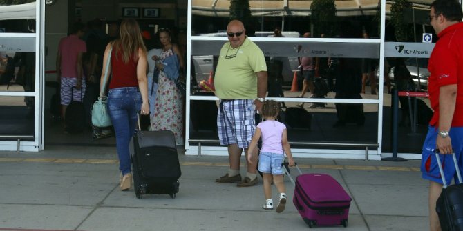 Antalya Havalimanı’nda giden yolcu yoğunluğu