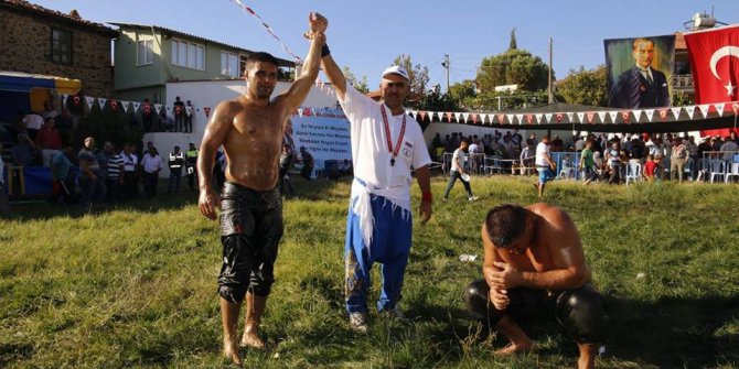 Kula Er Meydanı’nın Başpehlivanı Serhat Gökmen oldu