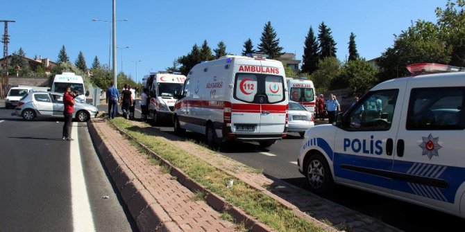 Yolcu minibüsü ile otomobil çarpıştı: 5 yaralı