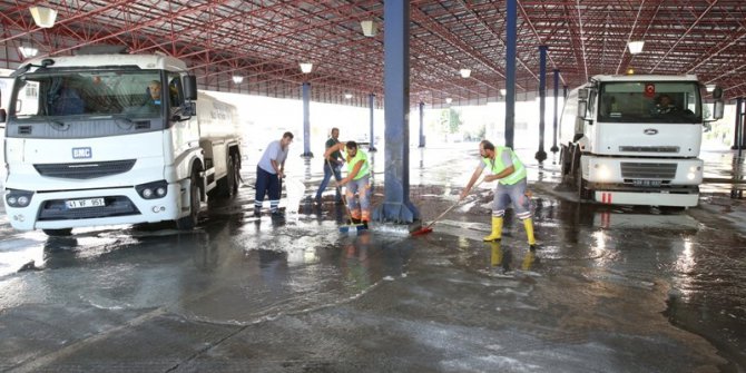 Melikgazi Belediyesi’nden kurban kesim yerlerinde deterjanlı su ile temizlik çalışması