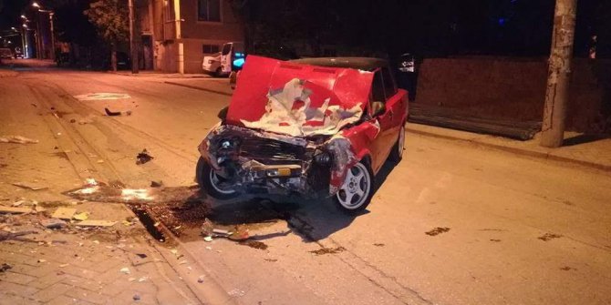 Eskişehir’de otomobil binaya çarptı: 2 yaralı