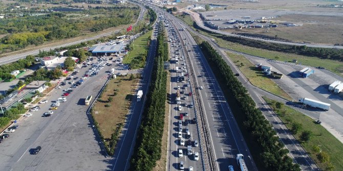 Kurtköy’de bayram dönüşü yoğunluğu havadan görüntülendi