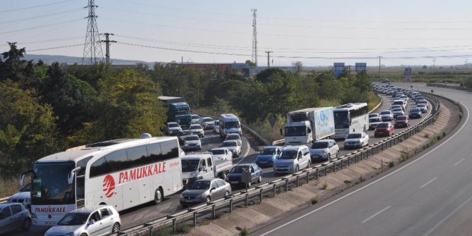 Bursa-İzmir yolunda kilometrelerce araç kuyruğu oluştu