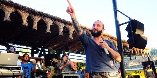 Ünlü şarkıcı Berkay’dan beach konseri