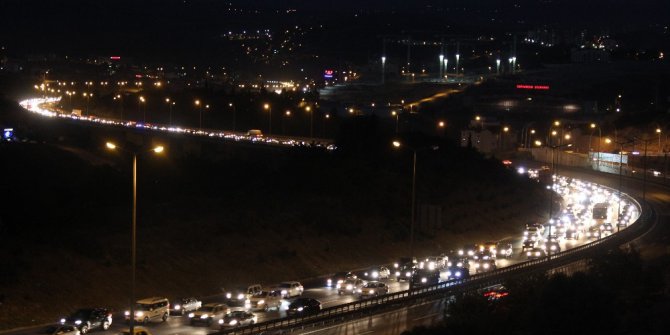 Tatil dönüşü yoğunluğu TEM’de devam ediyor