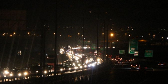 Bayram dönüşü trafik yoğunluğu gece de devam etti