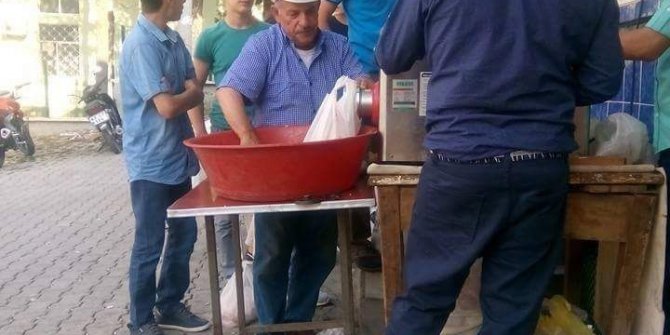 Kurban etlerinden kıyma ve sucuk yaptırıyorlar