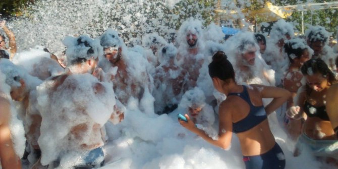 Turistlerin köpük partisi