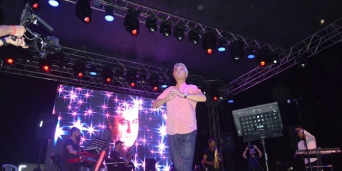 Cengiz Kurtoğlu Manisalı hayranlarıyla buluştu