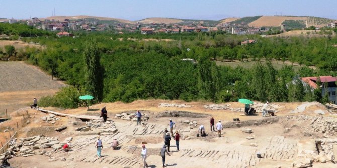 Kayısı bahçeleri arasında bir saray