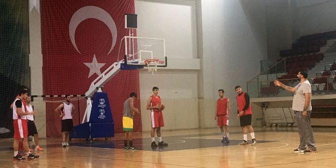 Eski Fenerbahçeli 10 Yıl Sonra Basketbola Antrenör Olarak Geri Döndü