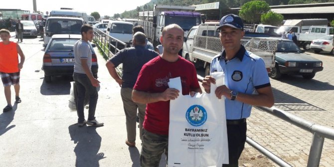 Büyükşehir kesim yerlerinde poşet dağıttı