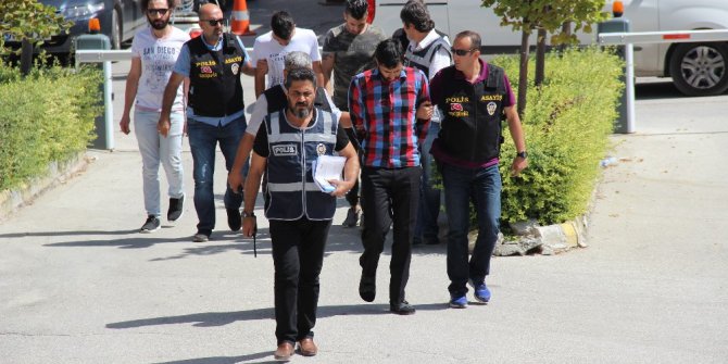 İranlı şahsı bıçaklayarak öldüren 3 kişi adliyede