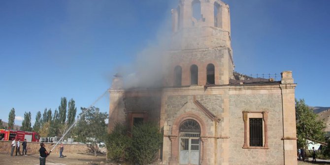 Tinerciler tarihi Oltu Kilisesini yaktılar