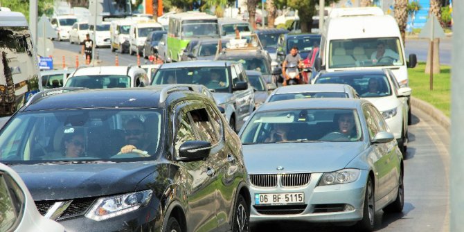 Sahiller boşaldı, trafikte uzun kuyruklar oluştu