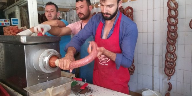 Artan kurban etleri sucuk yapılıyor