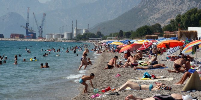 Antalya’da sahillerde bayramın son gün yoğunluğu