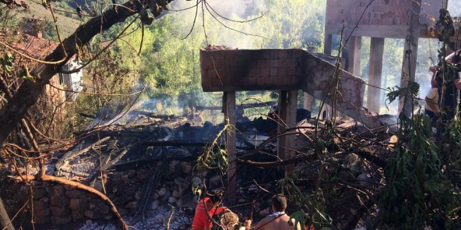 Kastamonu’da çıkan yangında 2 ev kullanılamaz hale geldi