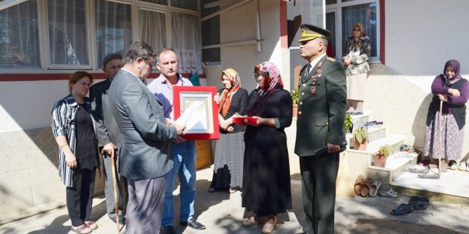 Şehidin şehadet belgesi ailesine teslim edildi