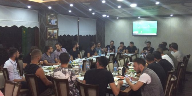 Diyarbekirspor’da futbolculara yemek verildi