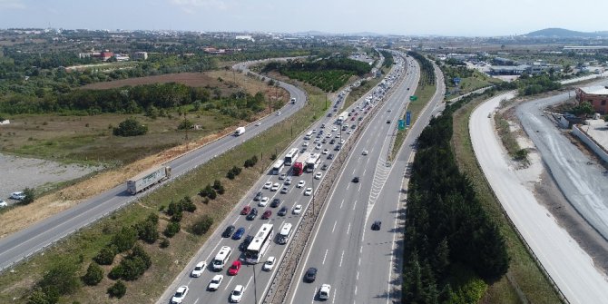 Kurtköy’de bayram dönüşü yoğunluğu havadan görüntülendi