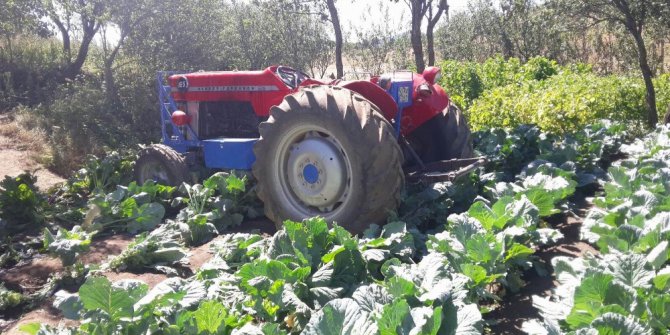 Traktörün altında kalan adamı köylüler kurtardı