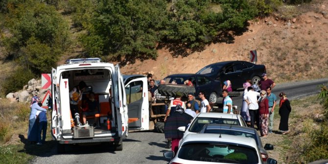 Traktör devrildi, 2 kardeş yaralandı