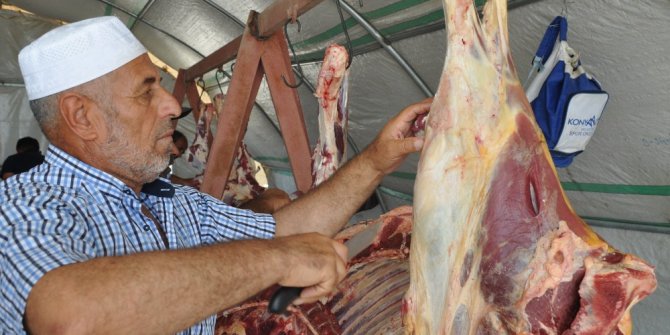 Çadır kentteki yetimlere kurban eti dağıtıldı