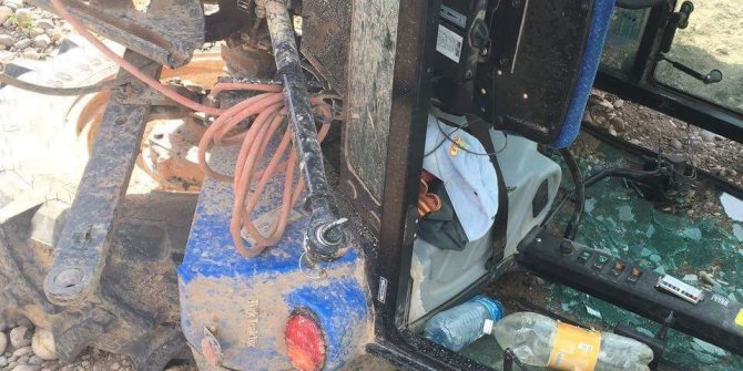 Kullandığı traktörün altında can verdi