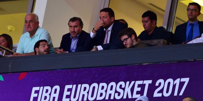 Bakan Bak, millileri yalnız bırakmadı