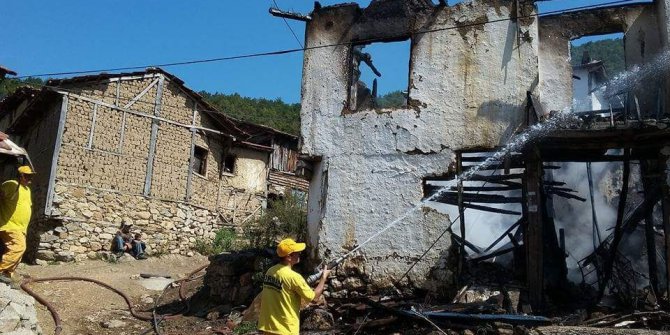 İki büyükbaş hayvan yanmaktan son anda kurtarıldı.