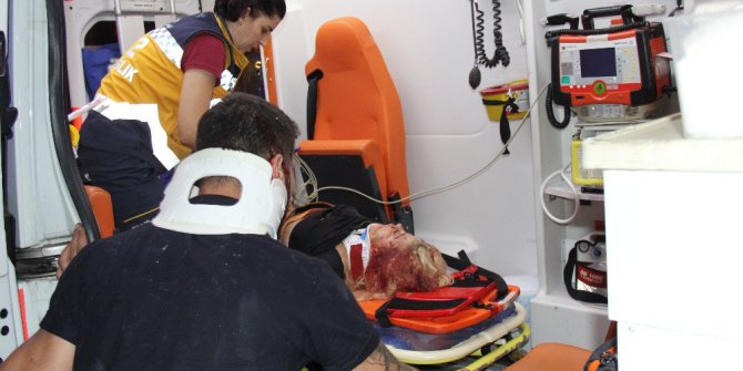 Bariyerlere çarpan otomobil hurdaya döndü: 3 yaralı