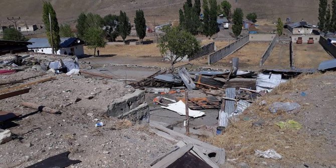 Sarıkamış’ta şiddetli rüzgar çatıları uçurdu
