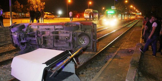 Kamyonet, hareket halindeki tramvayın önüne düştü