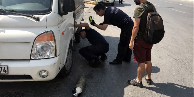 İtfaiyeden kamyonetin motoruna sıkışan kediyi kurtarmak için akıllı yöntem