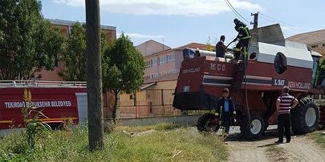 Hasat yapan biçerdöver yandı