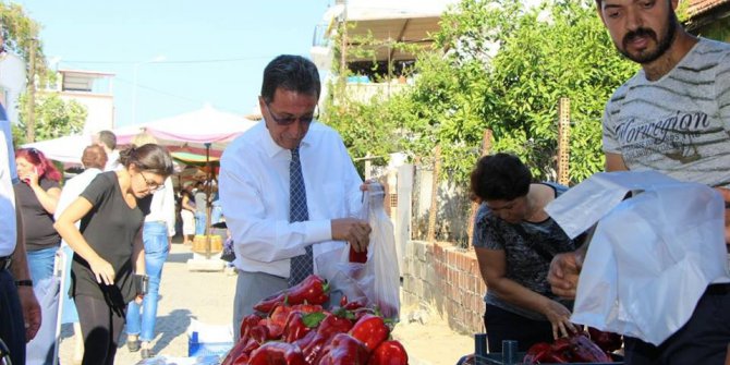 Başkan Saka evinin alışverişini pazardan yapıyor