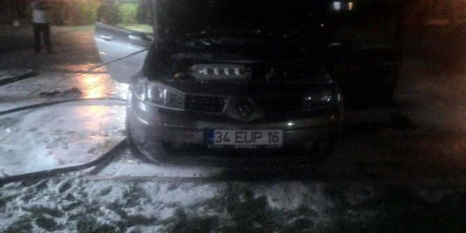 Tedavi için geldiği hastanede aracı alev alev yandı