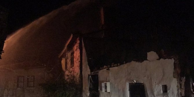 Bilecik’te çıkan yangında iki ev tamamen kullanılmaz hale geldi
