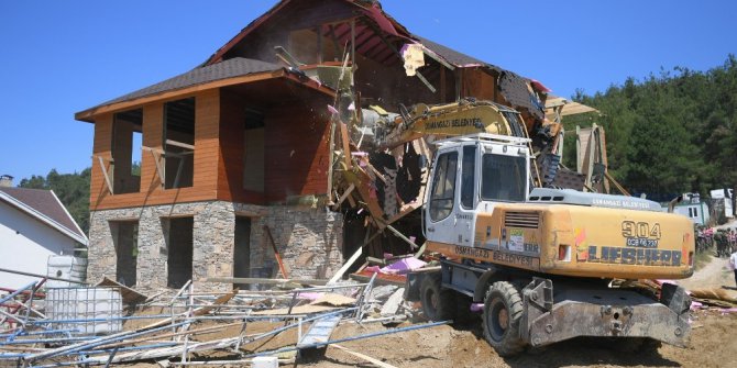 Tarım arazilerine yapılan villalar yıkıldı
