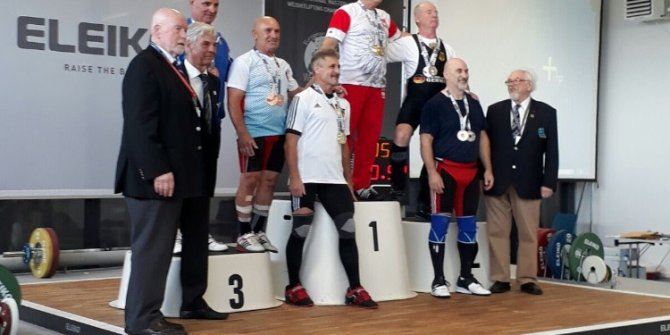 60 yaşında 77 kiloyu kaldırarak dünya üçüncüsü oldu