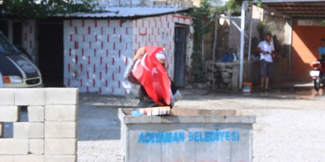 Elleri öpülesi nine