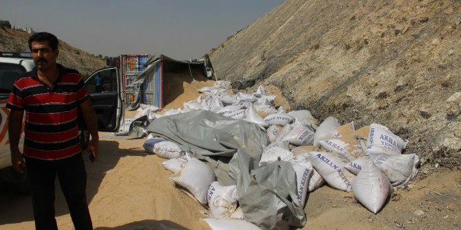 Tır devrildi onlarca ton kepek yola saçıldı
