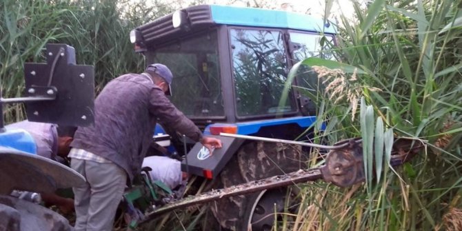 Bataklığa saplanan traktör 8 saat sonra çıkarıldı