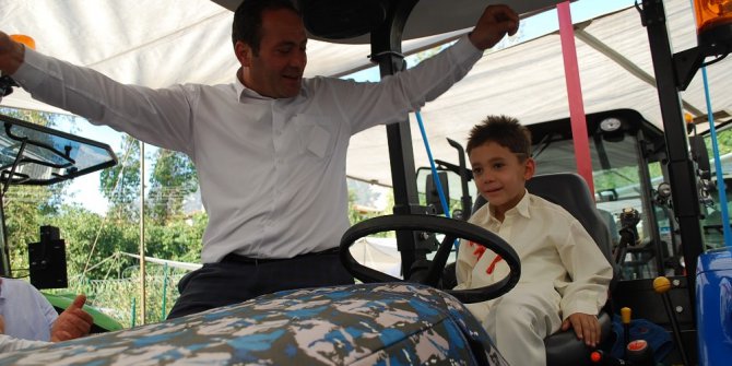 Sünnet düğünün konvoyu bu defa traktörler oldu