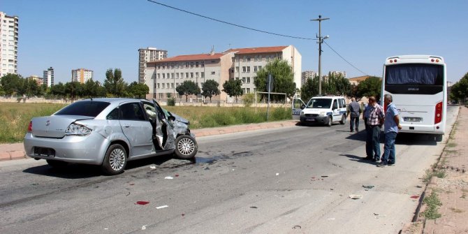 Minibüs ile otomobil çarpıştı: 1 yaralı