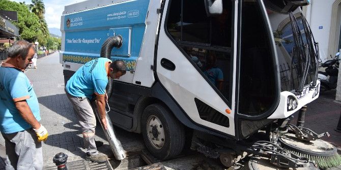 Alanya’da Yağmur Suyu Mazgalları Temizleniyor
