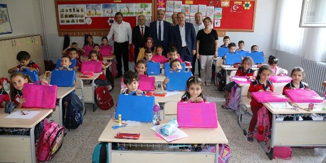 Pamukkale’den 1. Sınıflara Eğitim Seti Hediye