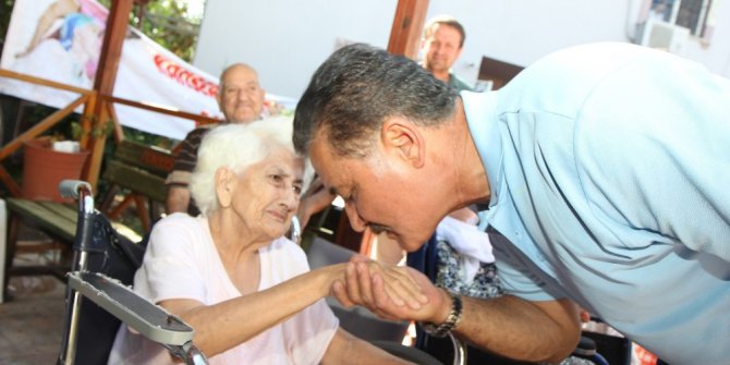 Başkan Tuna, Yaşlı Bakım Merkezi’nde kalan yaşlılarla buluştu