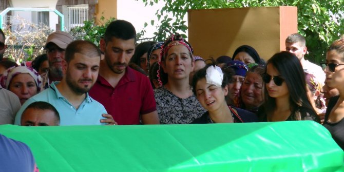 Yaralı kurtulan öğretmen, babasını son yolculuğunda yalnız bırakmadı